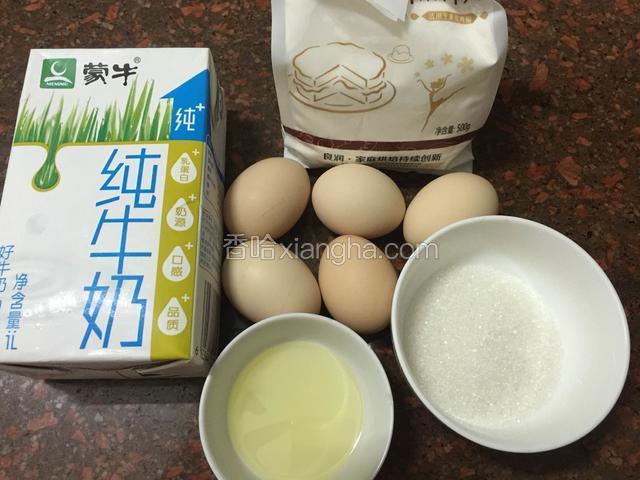 准备好所有材料，把蛋黄、蛋白分离在无油无水的器皿中