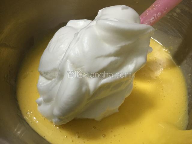 蛋白分三次加入，取出三分之一的蛋白快速切拌均匀