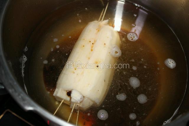 放入高压锅，加水，红糖，煮30-40分钟