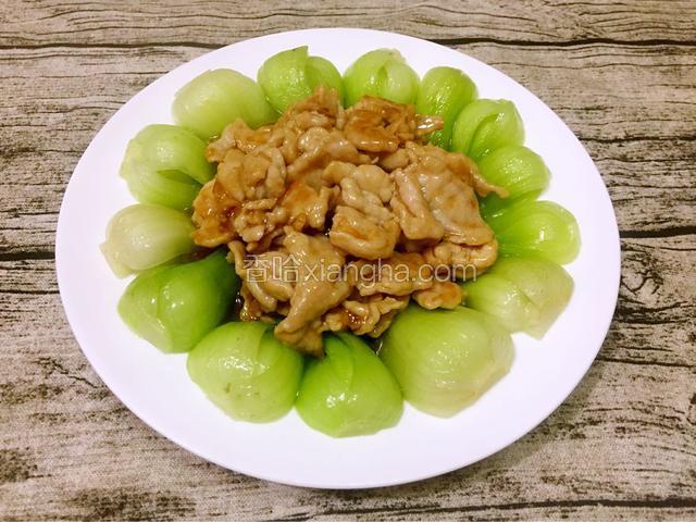 把猪肉盛出放在油菜中间