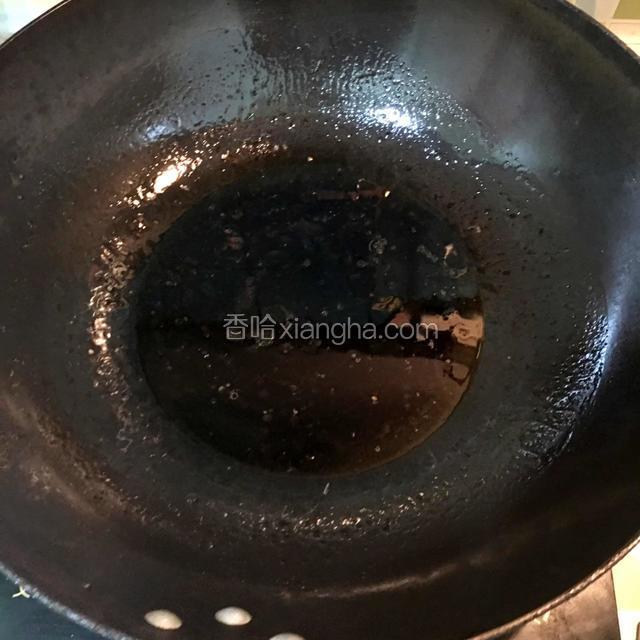 炒锅中加入植物油、蒸鱼豉油，调成酱汁淋在豆皮卷上