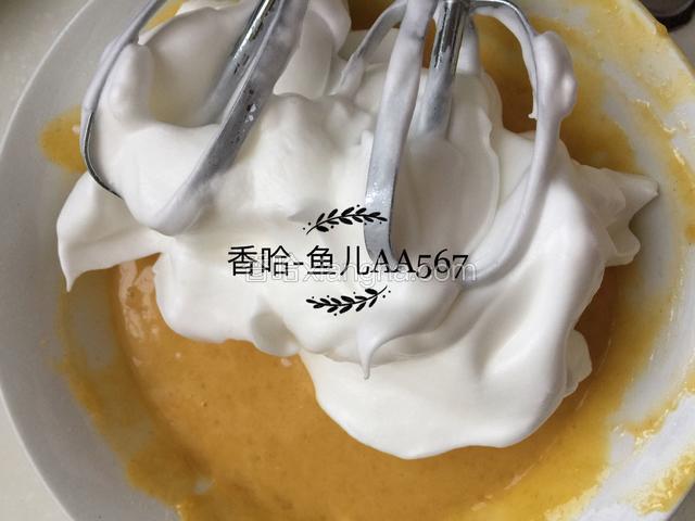 取1/3蛋白糊放入蛋黄糊中拌匀，用切拌法。
