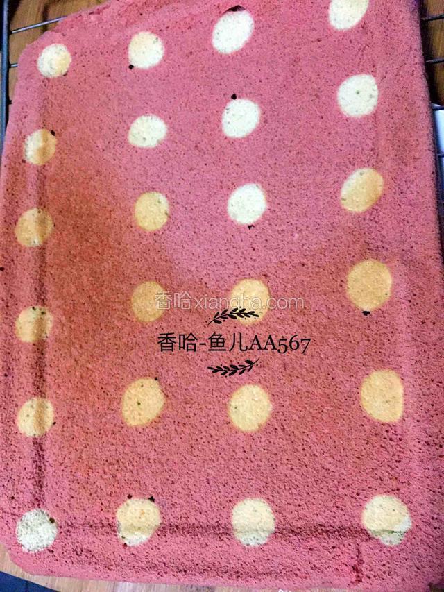 烤好后取出，倒扣在烤网上，撕去油纸，再重新盖上，以免蛋糕变干。