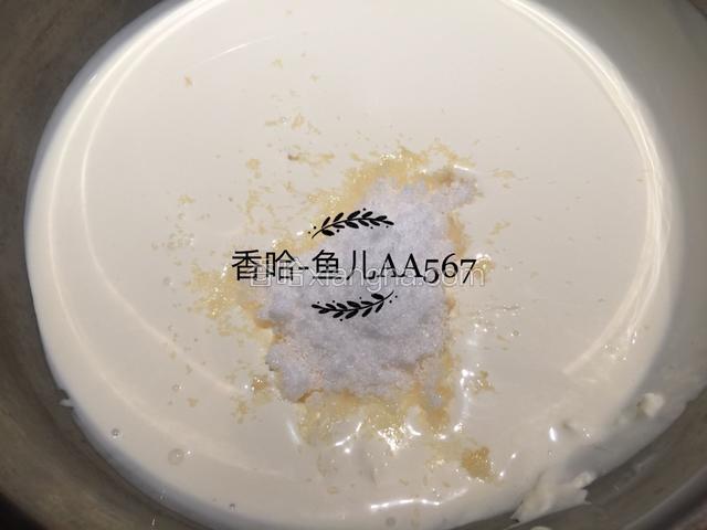 打发淡奶油。