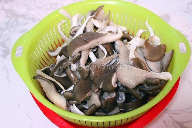 平菇洗干净撕成条