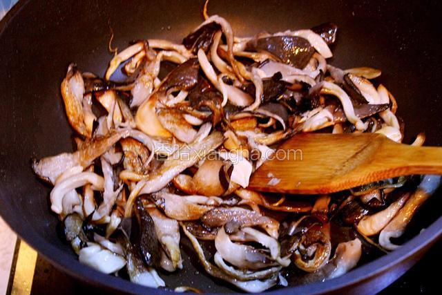 直到平菇炒干，盐、味精调味，放孜然粉和辣椒粉翻炒均匀