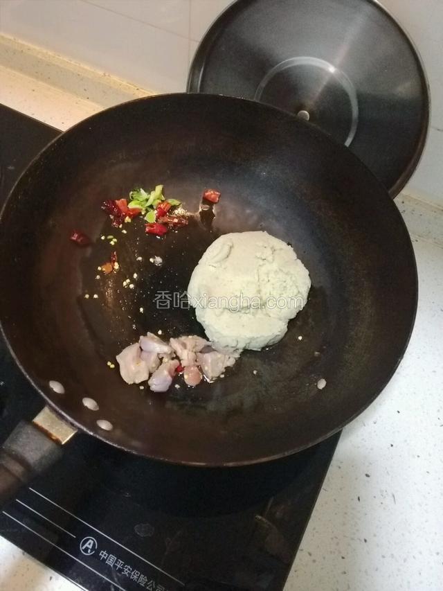 下入羊腿肉丁儿，麻豆腐；