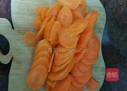 胡萝卜炒肉片的做法图解1