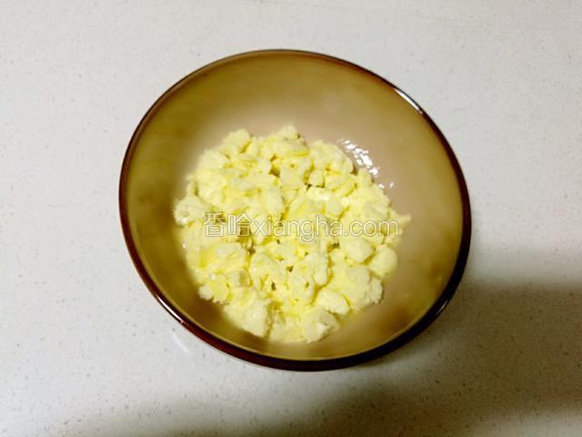 黄油提前室温软化。