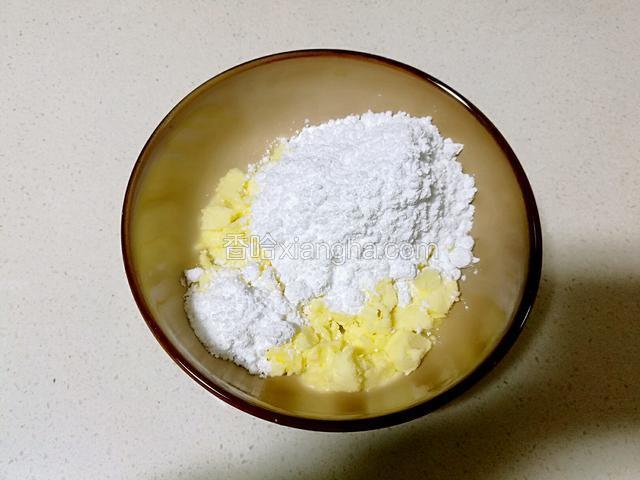 将糖粉一次性加入到黄油里。