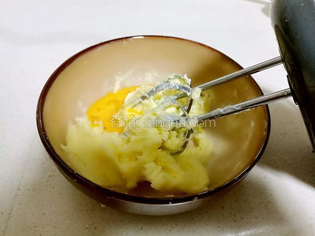 搅打均匀后，把蛋液分三次加入黄油内，每次用打蛋器把蛋液完全被黄油吸油为止，再加入下一份蛋液。