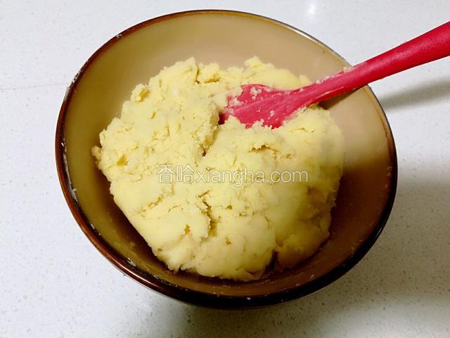 用刮刀翻拌到没有干面粉为止。