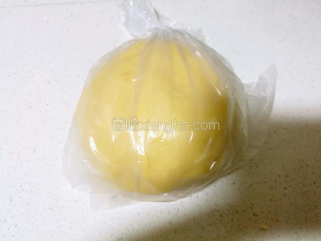 用手揉成团，这时候面团比较粘手，用保鲜袋包起来，冷藏二个小时以上松弛，如果急用，就冷冻半小时，取出以后稍微一揉就可以用了。