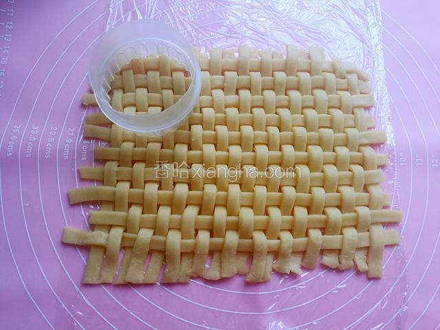 用圆形模具在面片上压下去。