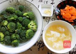 西蓝花拌银耳的做法图解1