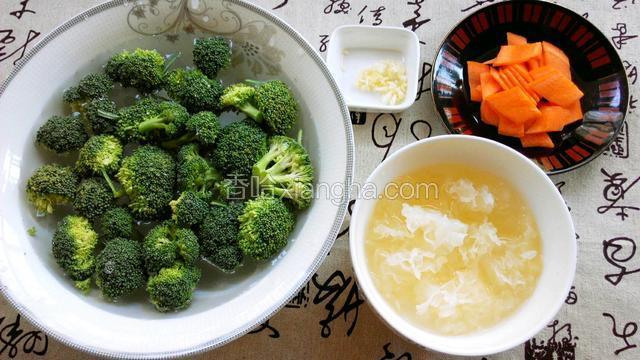 准备食材：西蓝花掰小朵用盐水浸泡，银耳泡发后撕成小朵，胡萝卜切片，蒜切成末