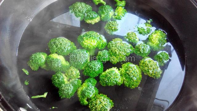 最后放入西蓝花焯熟，捞出，控水，放在大碗里