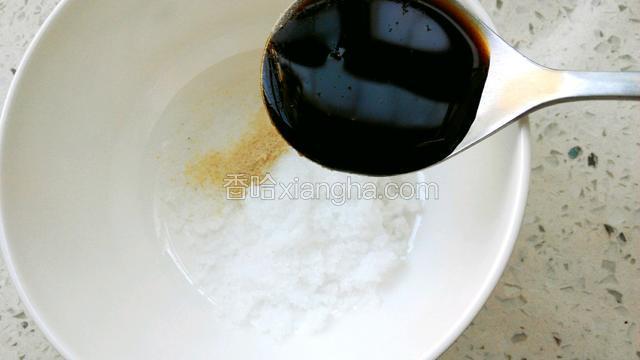取一碗，放入糖、盐、蘑菇精、味极鲜及醋，拌匀
