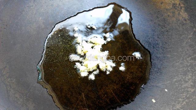 锅里放适量油，放入蒜末小火煸炒