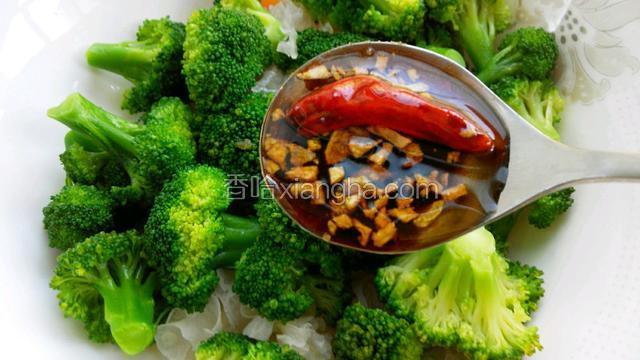 将搅匀的料汁浇在西蓝花上