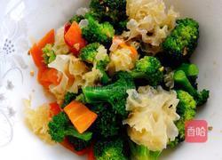 西蓝花拌银耳的做法图解9