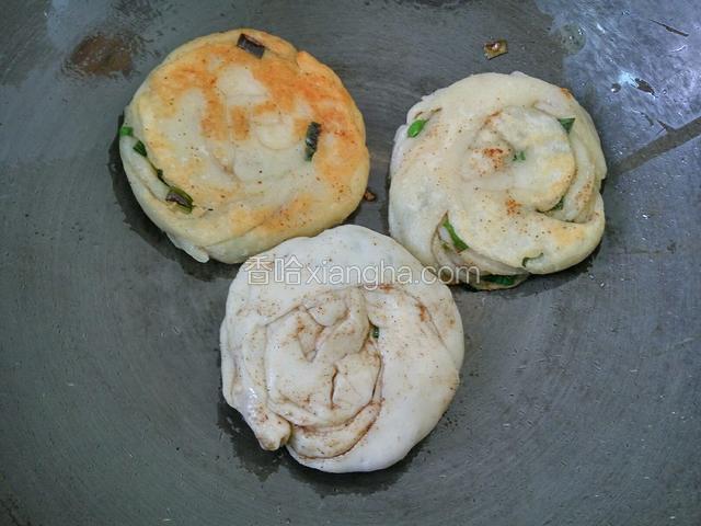 锅内倒少量油，小火煎饼致两面金黄即可
