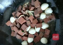 韭菜炒鸭血鹌鹑蛋的做法图解10