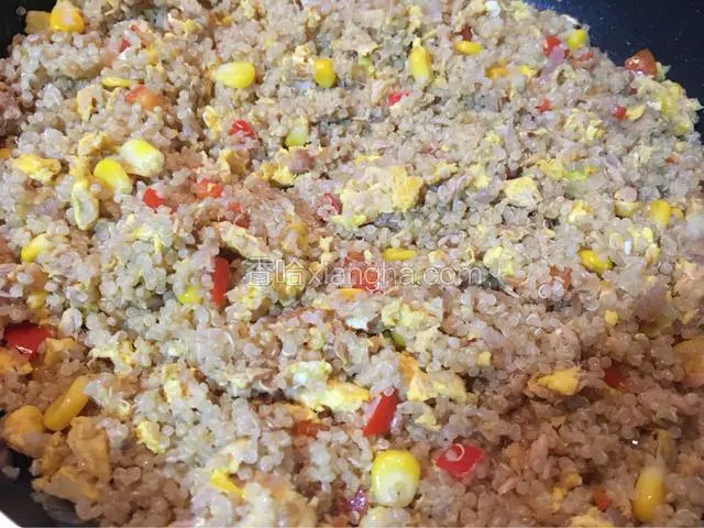 最后放入藜麦饭搅拌均匀，放入适量的盐调味即可！