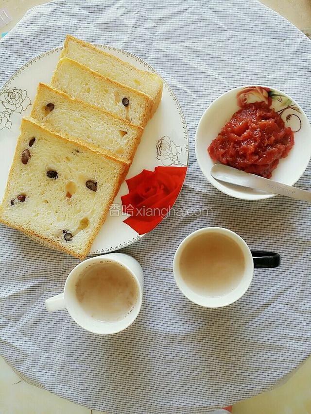 盛入杯中，配上面包，美美的