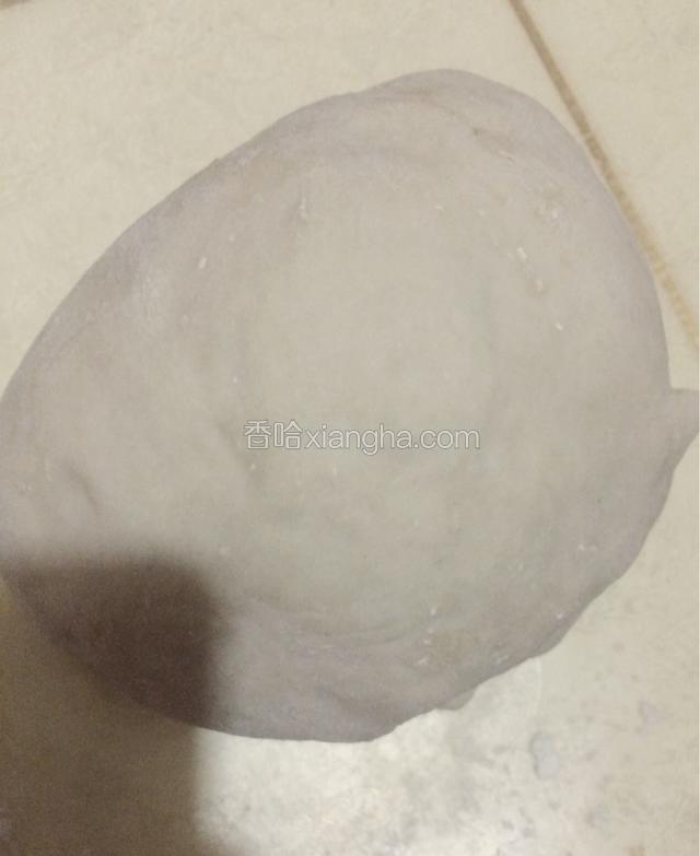 饺子面！饺子面不需要太硬或者太软，基本水是面面粉一半就可以了！如果蒸烫面饺子，用三分之一的开水烫，再加上凉水和成面团！如果煮饺子，用凉水和面，加盐加鸡蛋。