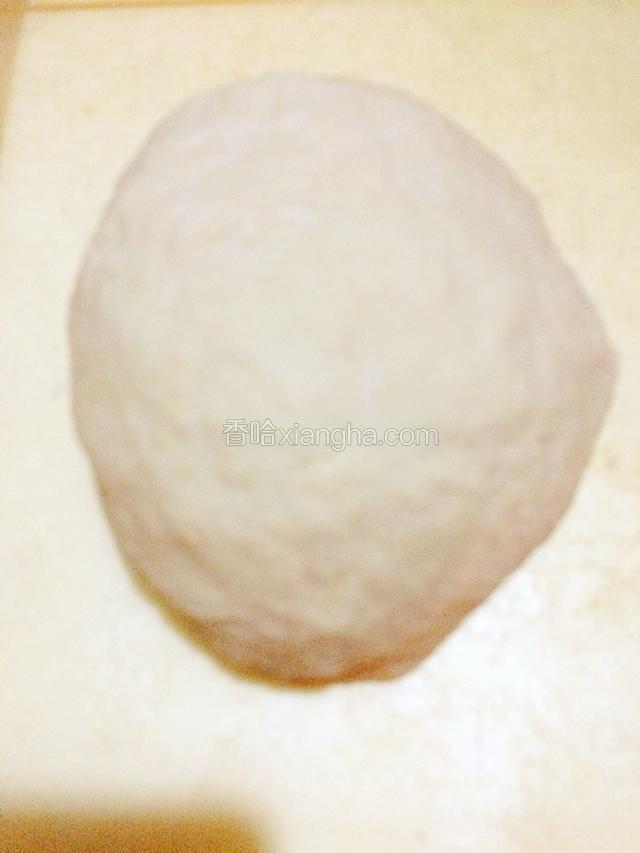 面条面！面条的面需要筋道！所以加盐和鸡蛋最好。用凉水和面成硬团，醒着再揉再醒着。