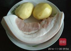 土豆扣肉的做法图解1