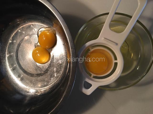 将蛋黄和蛋清分离。特别注意，装蛋清的容器，一定要保证无水无油，也不能沾有一点点的蛋黄，如果有，马上换一个鸡蛋。