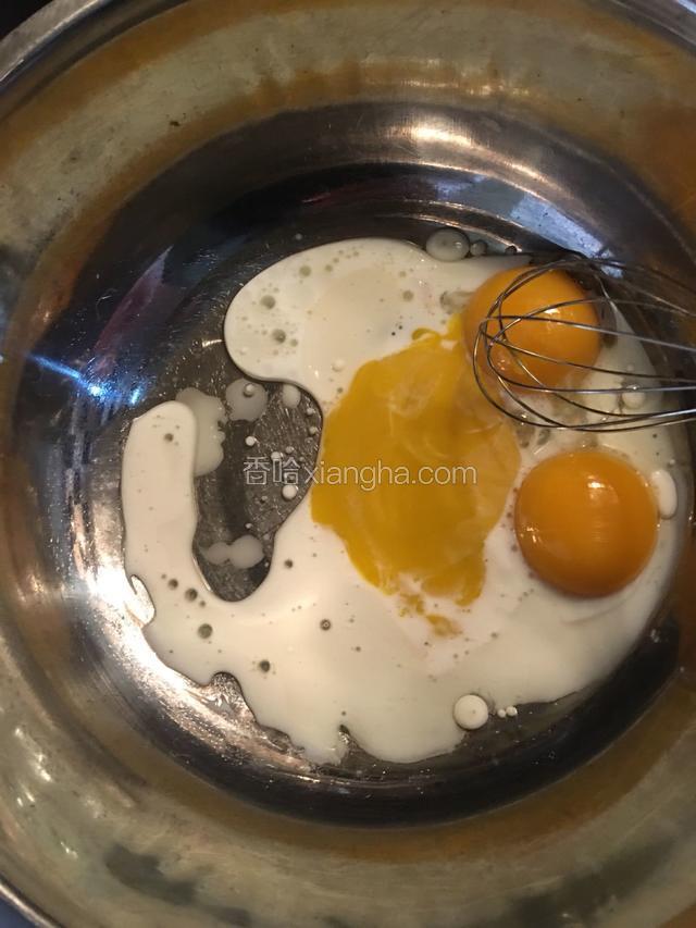 先制作蛋黄湖：将牛奶和玉米油，倒进蛋黄里面，用蛋抽（手动打蛋器）将其搅拌至乳化。所谓的乳化就是蛋黄里面看不到有油。