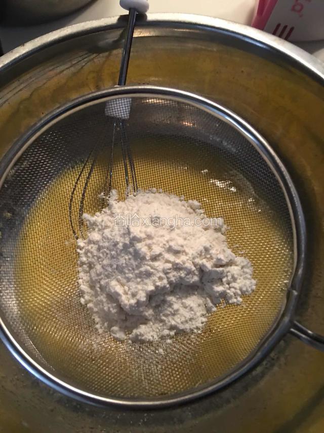 将称好的面粉筛入蛋黄液中，用蛋抽或者橡皮搅拌刀，划1字拌均匀，注意不要有面疙瘩，更不要划圈搅拌，那样会导致面粉起筋，影响蛋糕的口感。一边划拌一边用左手，转动盘子