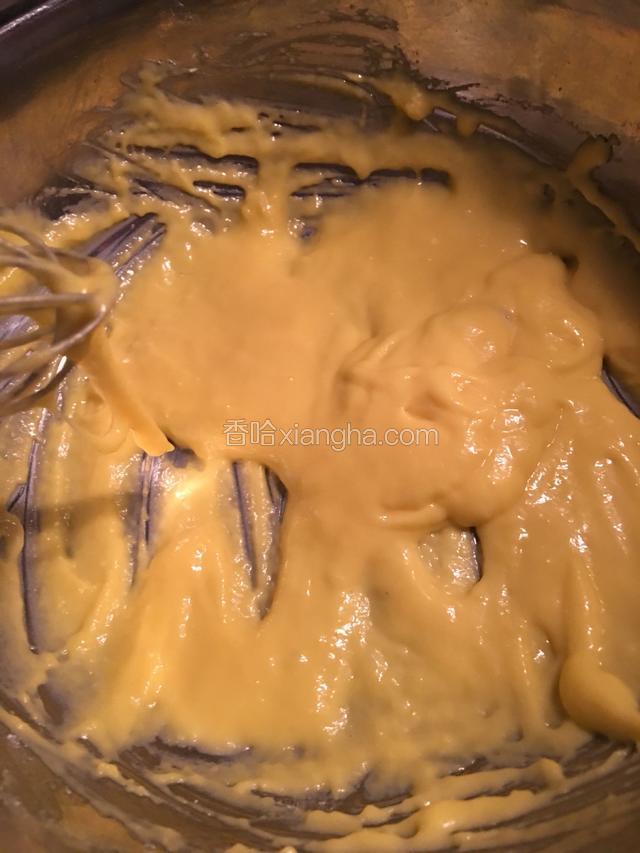 将制作好的蛋黄湖放一边备用