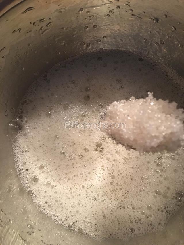 用电动打蛋器，将蛋清打至出现泡泡，完全看不到蛋清的存在。这时候第一次加入砂糖
