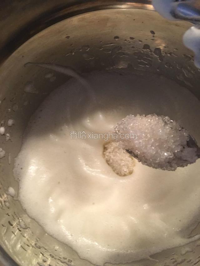 蛋清打至细腻的泡沫，加第二次砂糖，