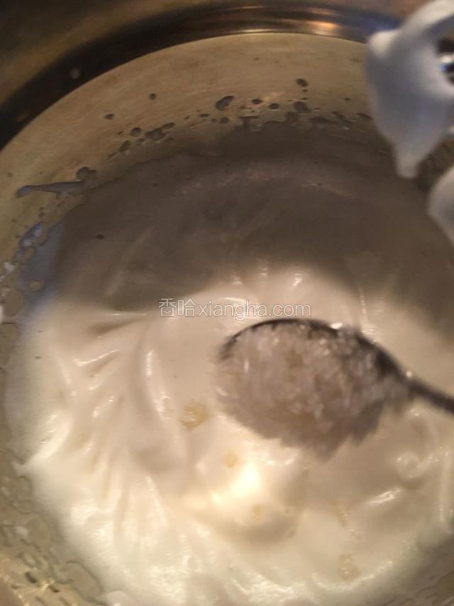 打至起纹路，加入剩余的砂糖，继续打至干性打发泡