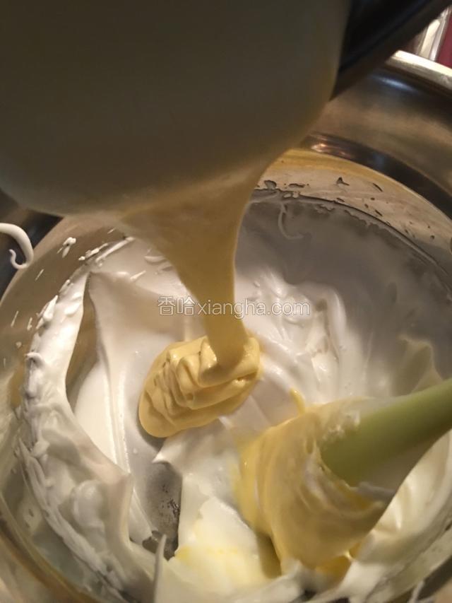 然后再将混合好的蛋黄湖全部倒入蛋白中，用同样的手法翻拌均匀（注意不要消泡），直到充分混合为止。