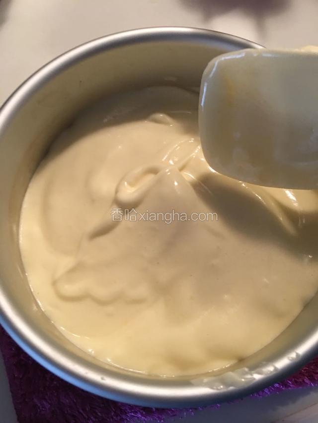 将制作好的蛋糕湖倒进模具里，用刮刀抹平表面