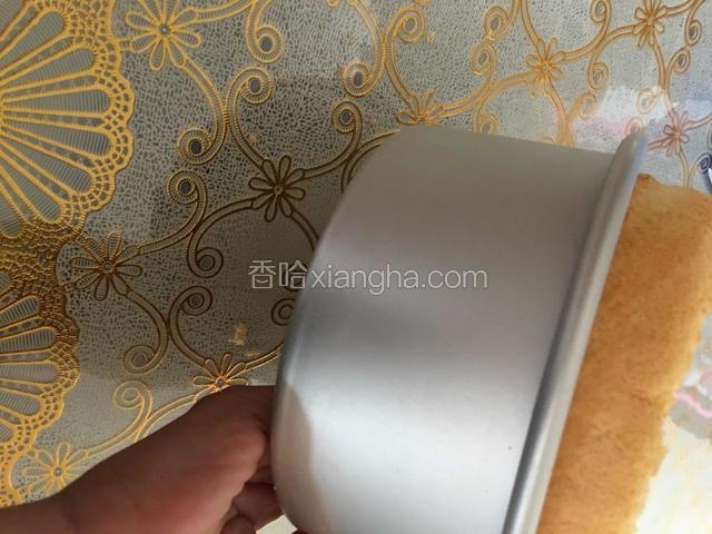 用手从模具的底下，轻轻推上来，取出蛋糕