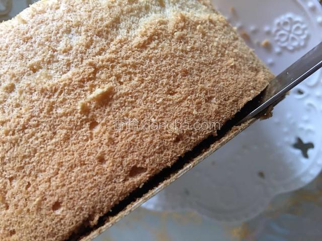 用刀分离底盘和蛋糕