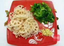 小炒青椒藕片的做法图解1