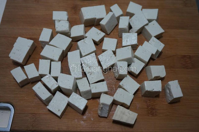 豆腐切成2、3公分的小块；