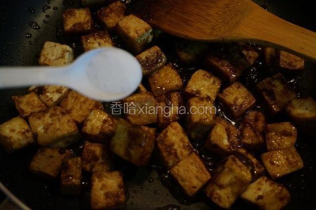 将沙茶酱与豆腐混合均匀后，加入少许盐；