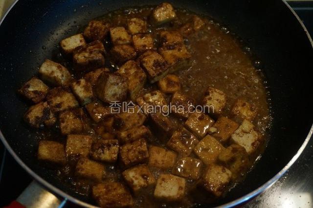 倒入半碗热水，让味道能渗入到豆腐中去；