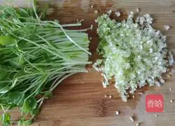 Illustration of how to make stomach-warming seafood pea sprout wontons 6