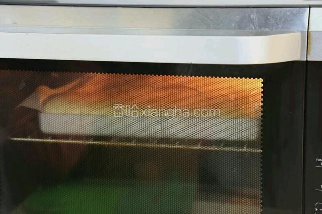 放入预热好165度的烤箱中层内，烘烤20分钟左右即可