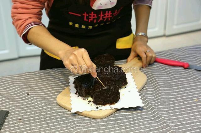 可以用牙签在巧克力酱上画出花纹，撒上糖粉，加上几颗草莓，就完成啦